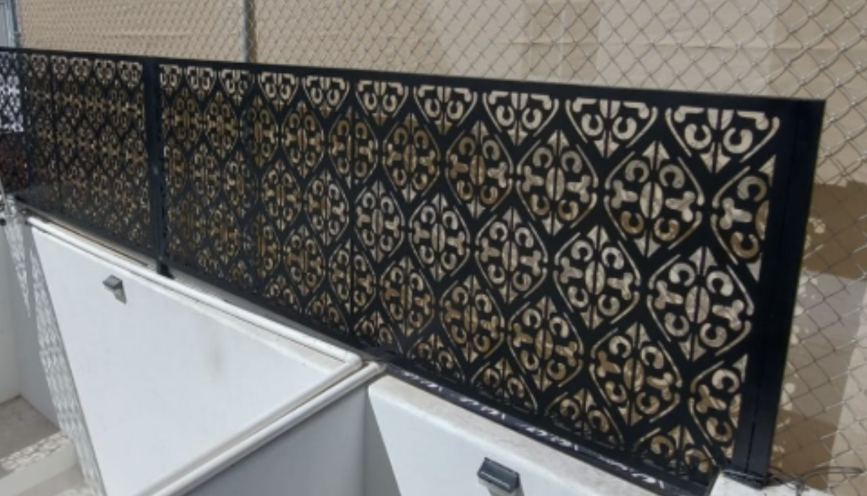 Celosías metálicas en balcón