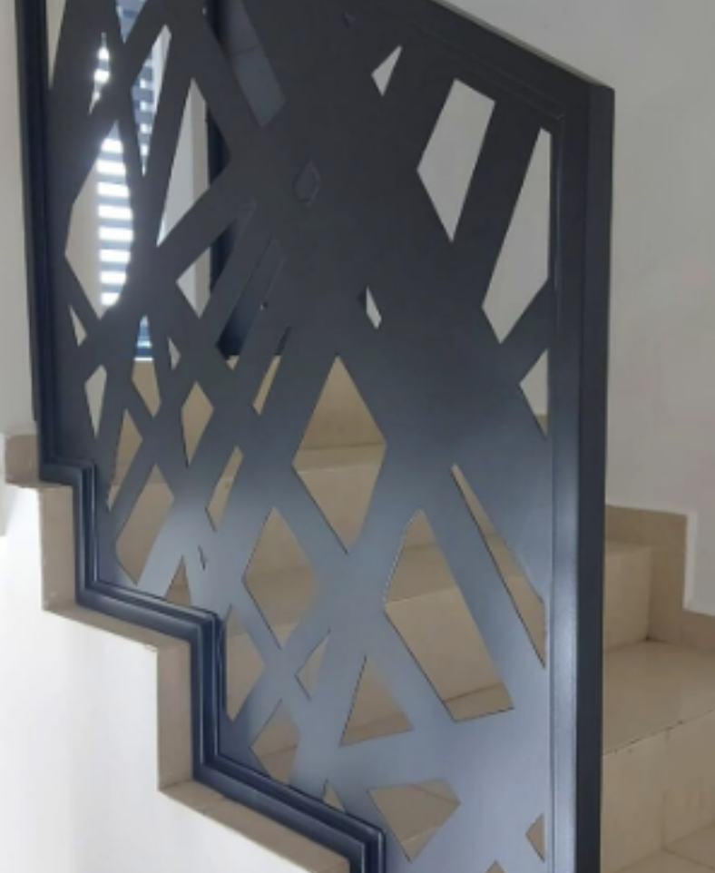 Celosías metálicas en balcón