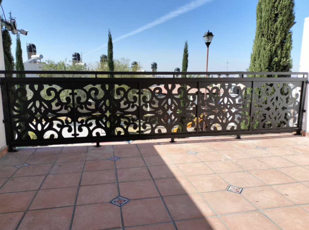 Celosías metálicas en balcón