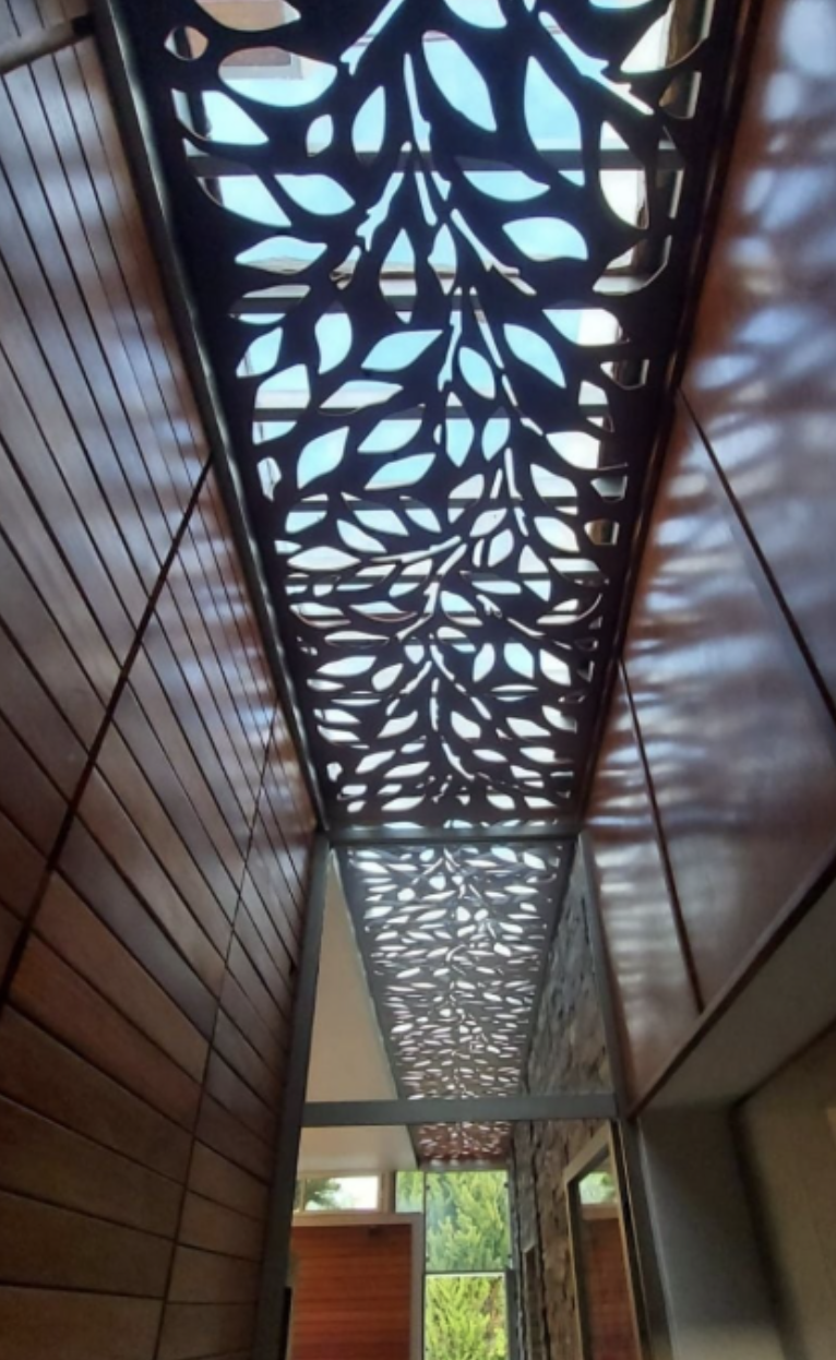 Celosías metálicas en balcón