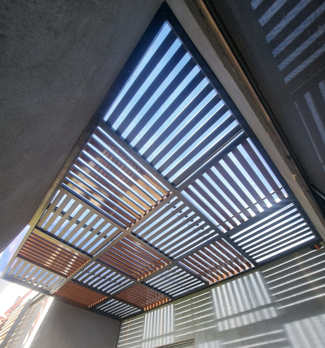 Celosías metálicas en balcón