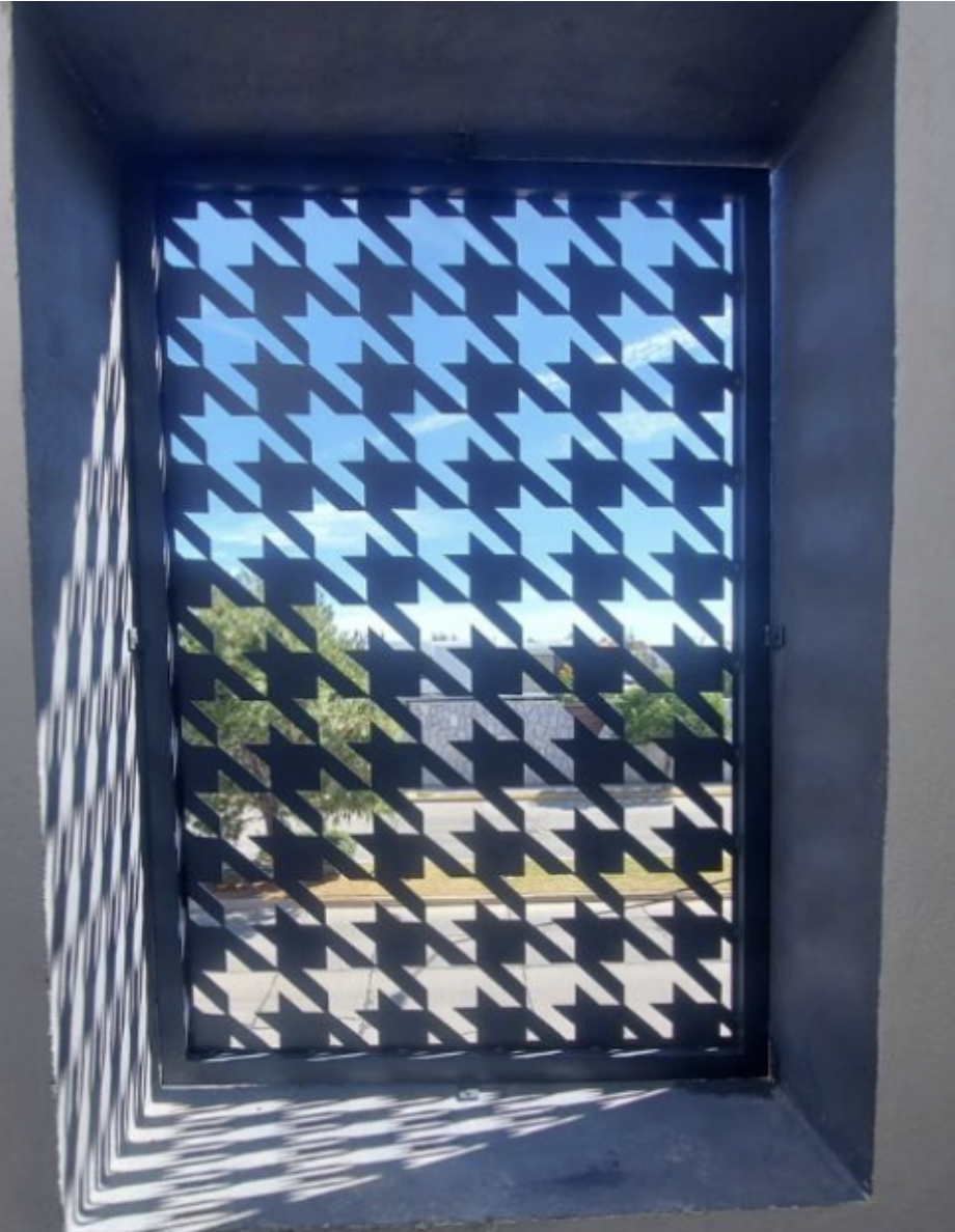 Celosías metálicas en balcón