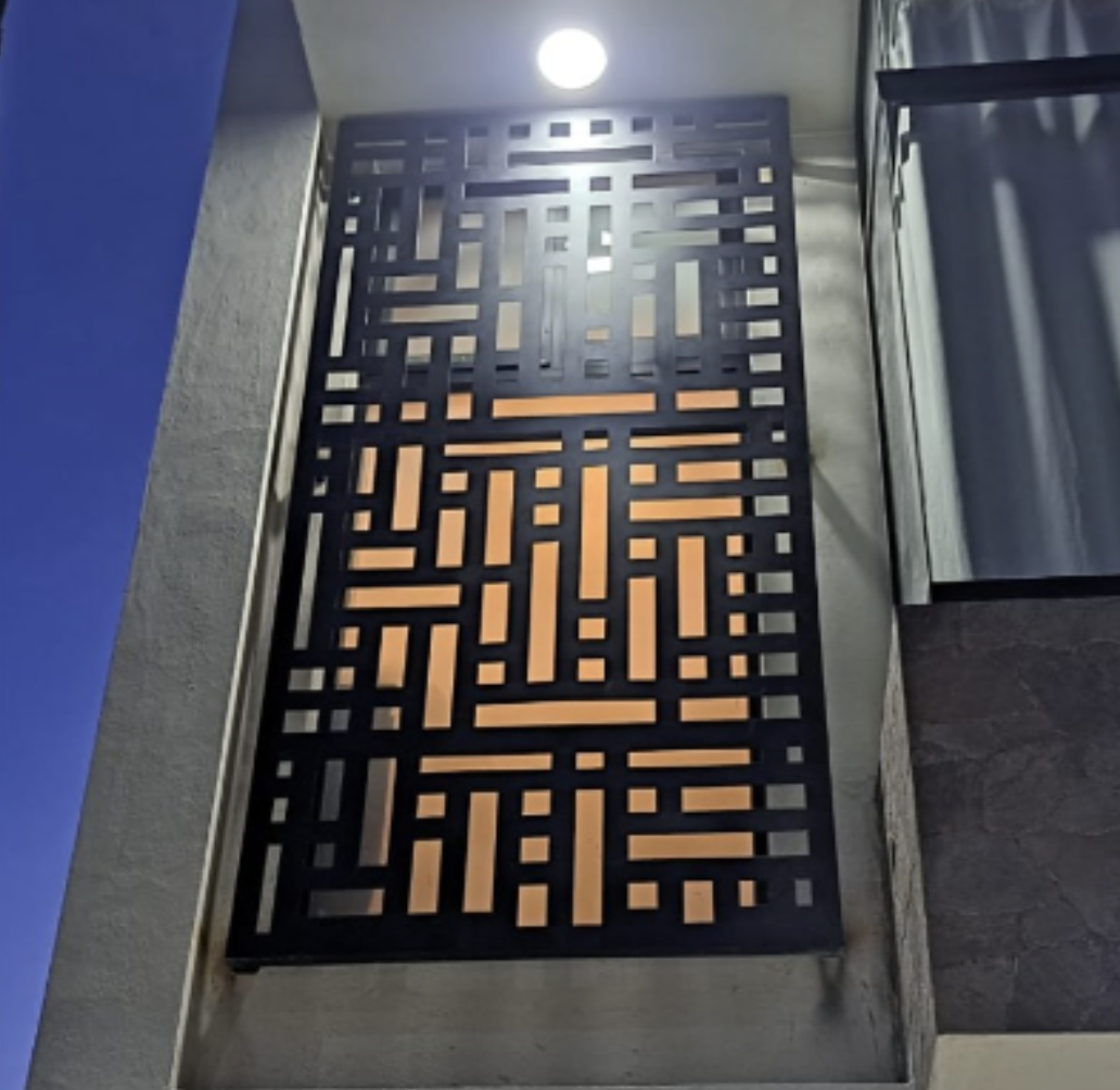 Celosías metálicas en balcón