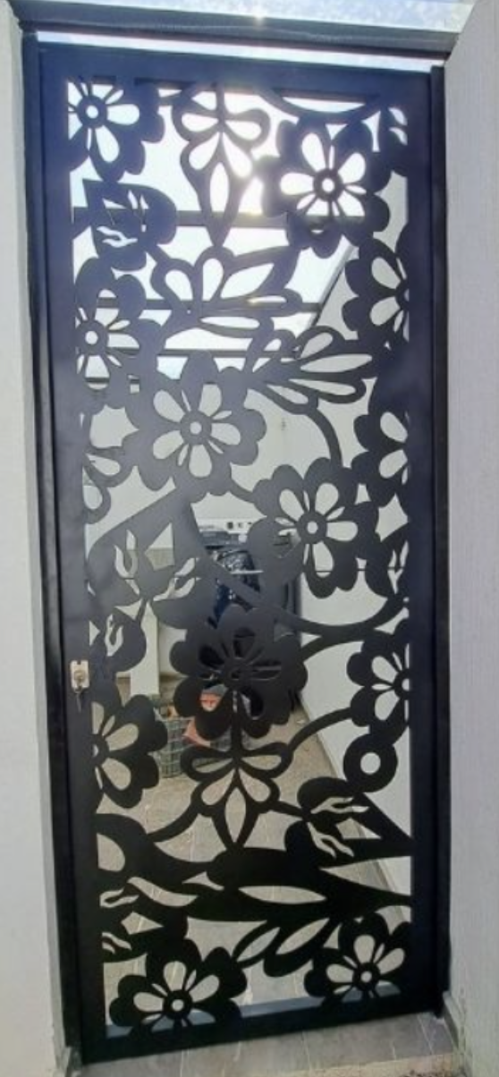 Celosías metálicas en balcón