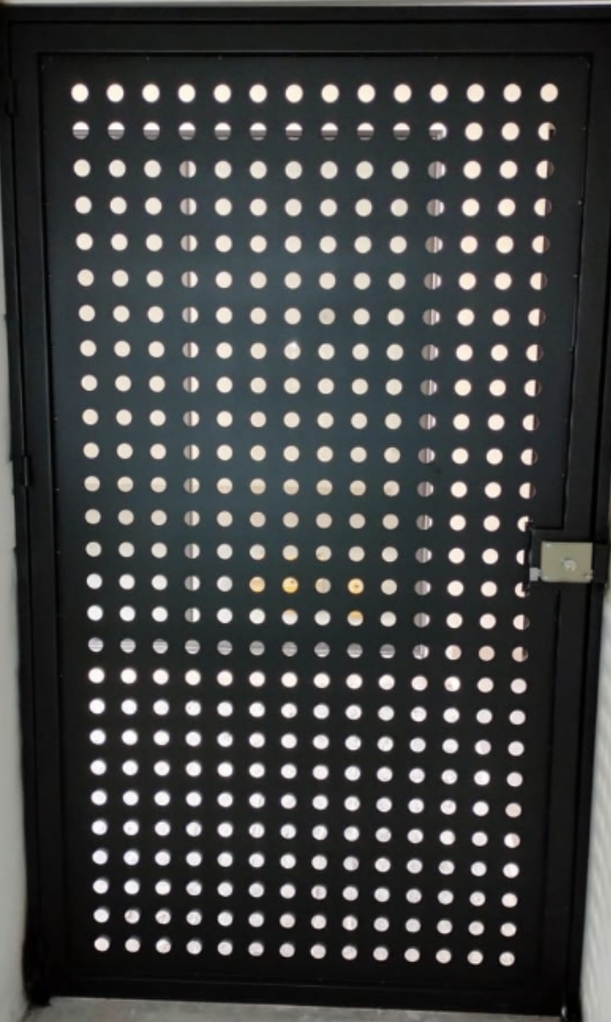 Celosías metálicas en balcón