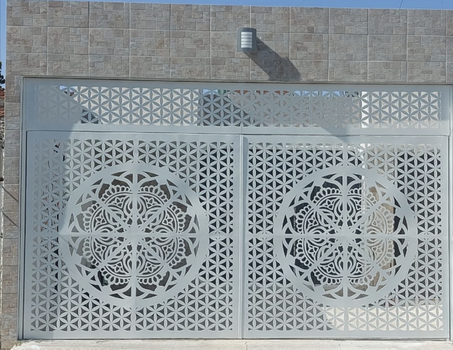 Celosías metálicas en balcón