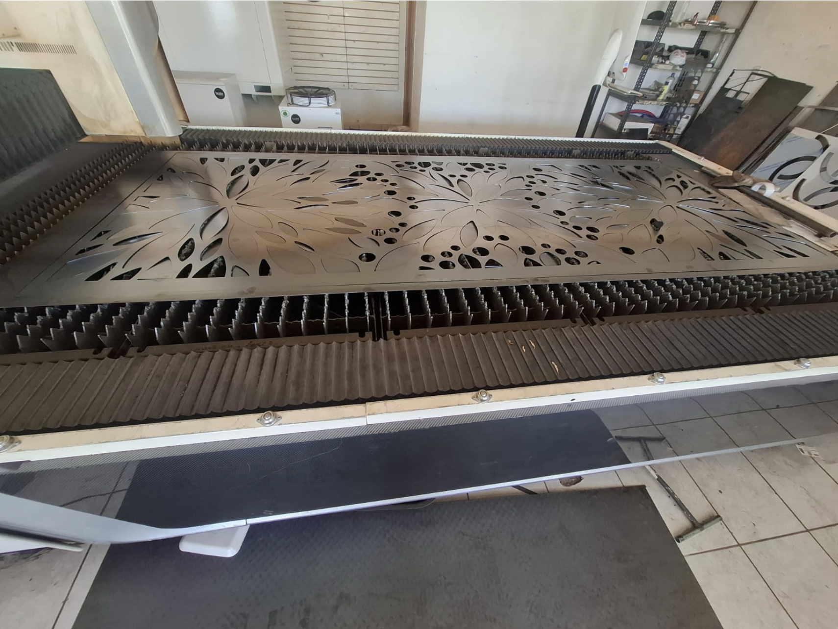 Corte de materiales metálicos y decorativos