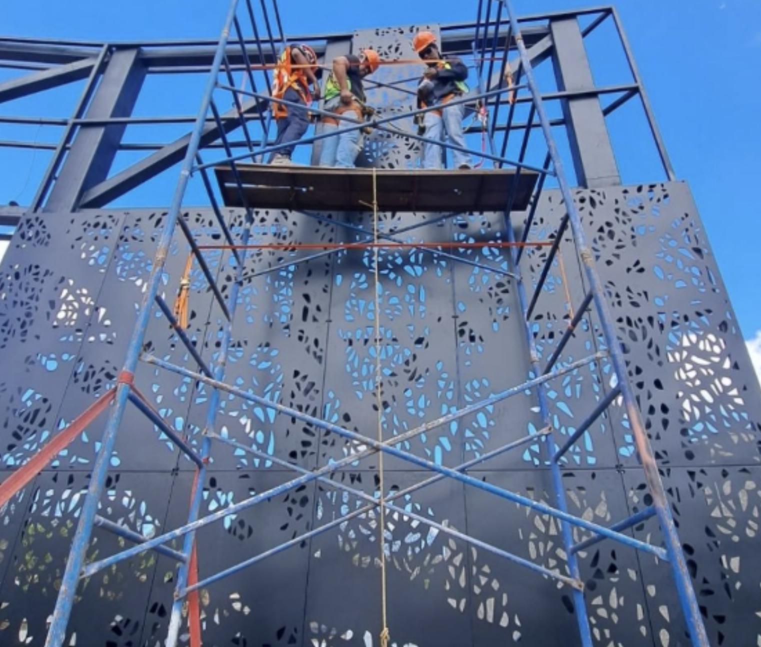 Instalación profesional de estructuras y piezas metálicas